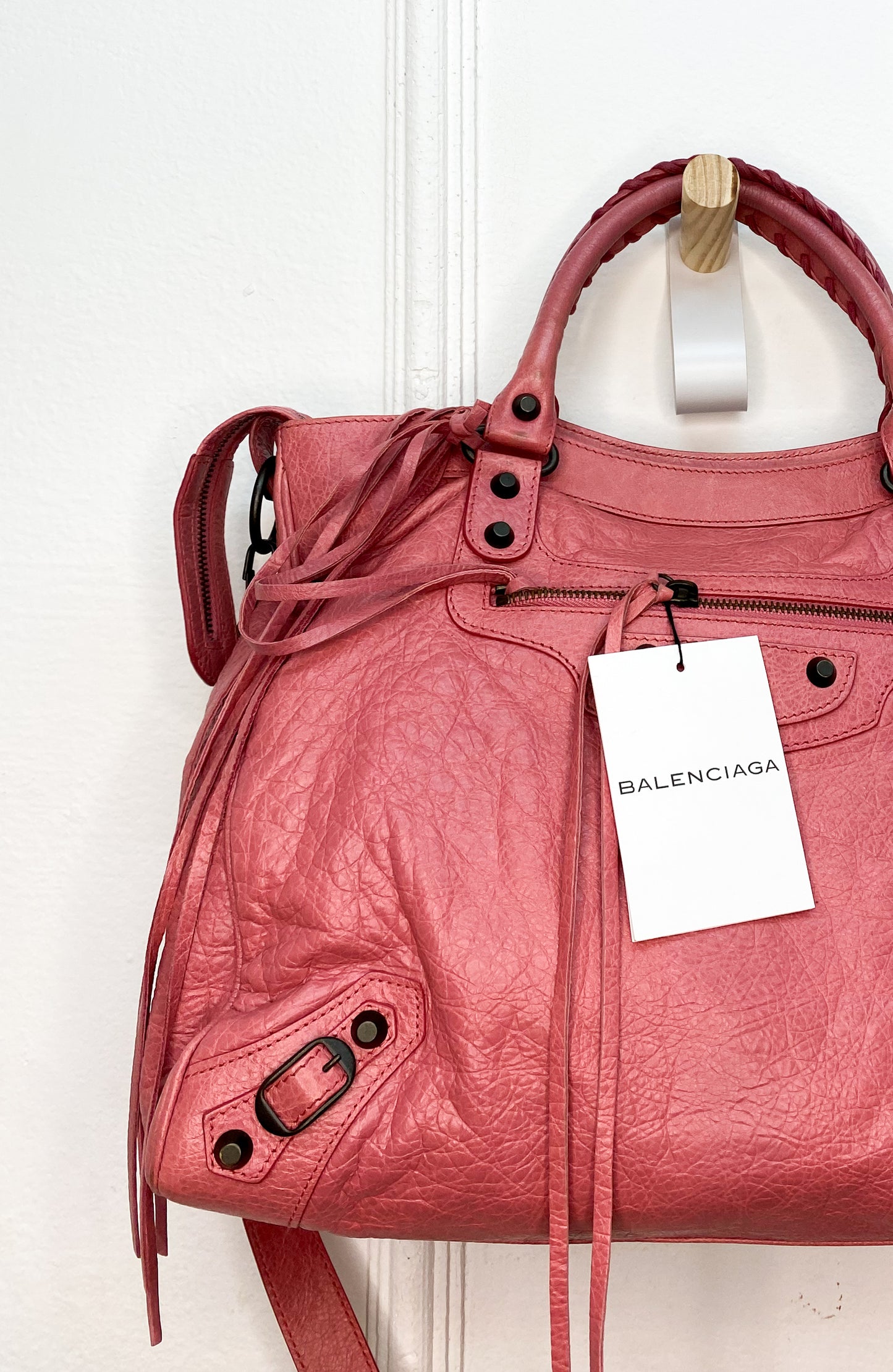 Bolsa Balenciaga Classic Lambskin Motorcycle na etiqueta