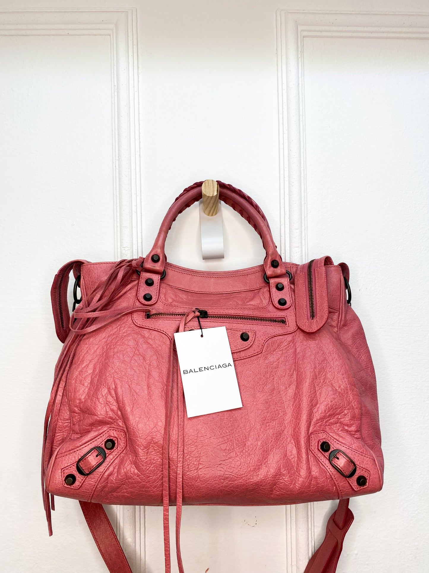 Bolsa Balenciaga Classic Lambskin Motorcycle na etiqueta