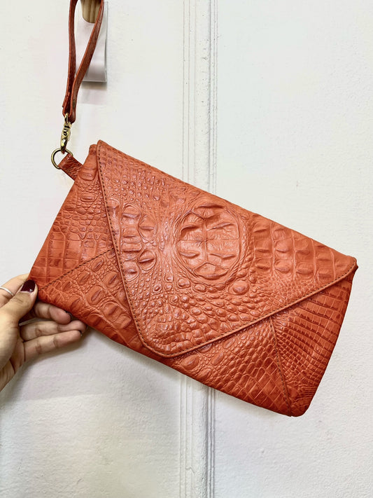 Bolsa Clutch Estilo Croco Coral