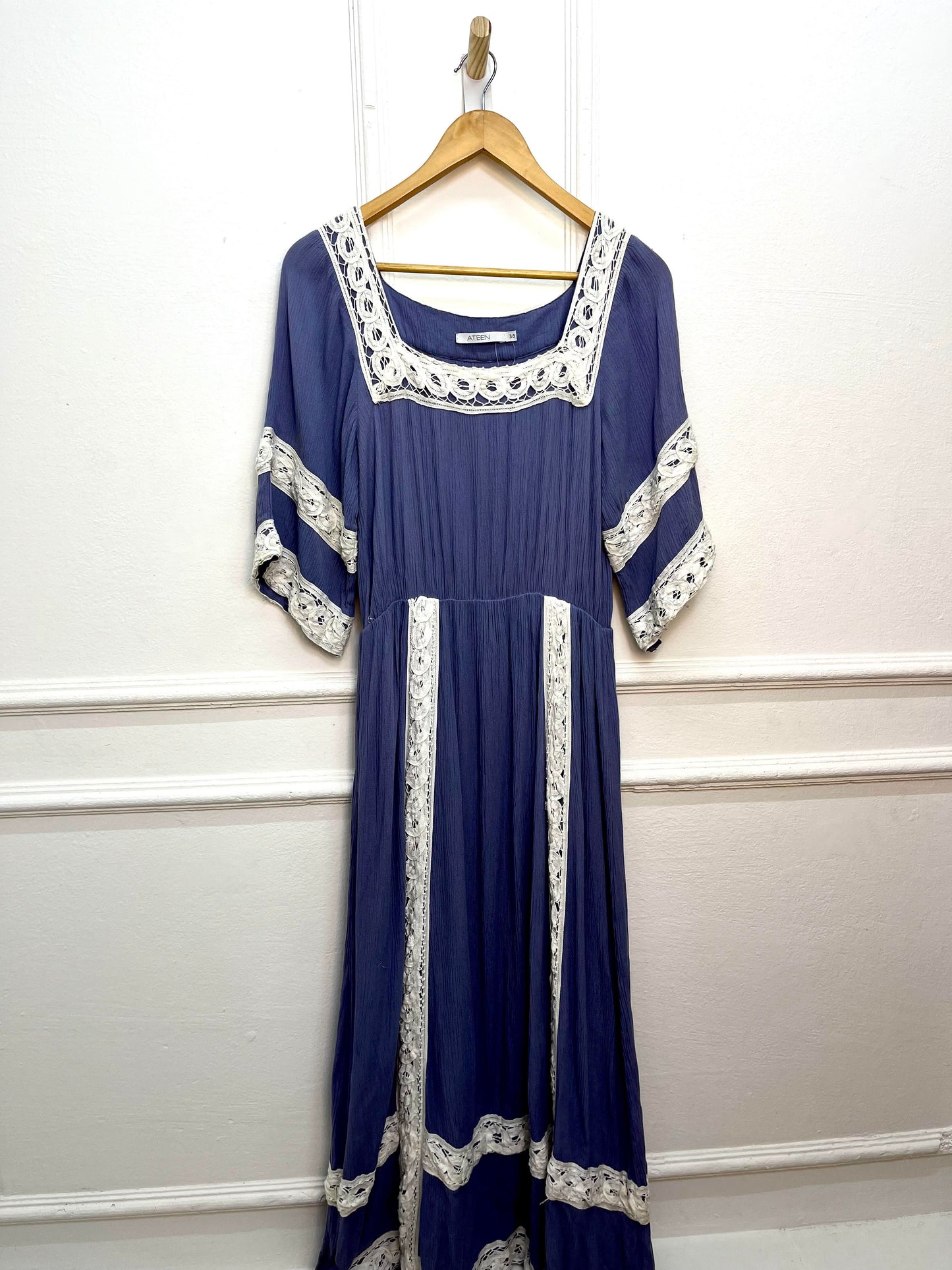 Vestido Ateen Azul com Detalhes de renda